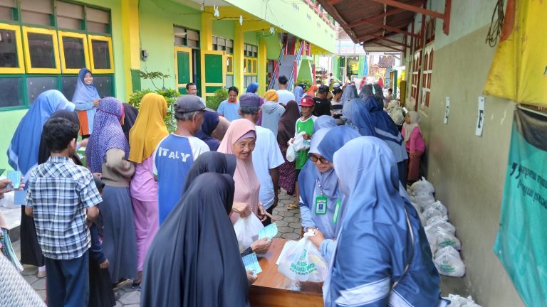 Yayasan Alhikmah Sempor Gelar Baksos, Santuni Anak Yatim dan Hadirkan Pasar Murah